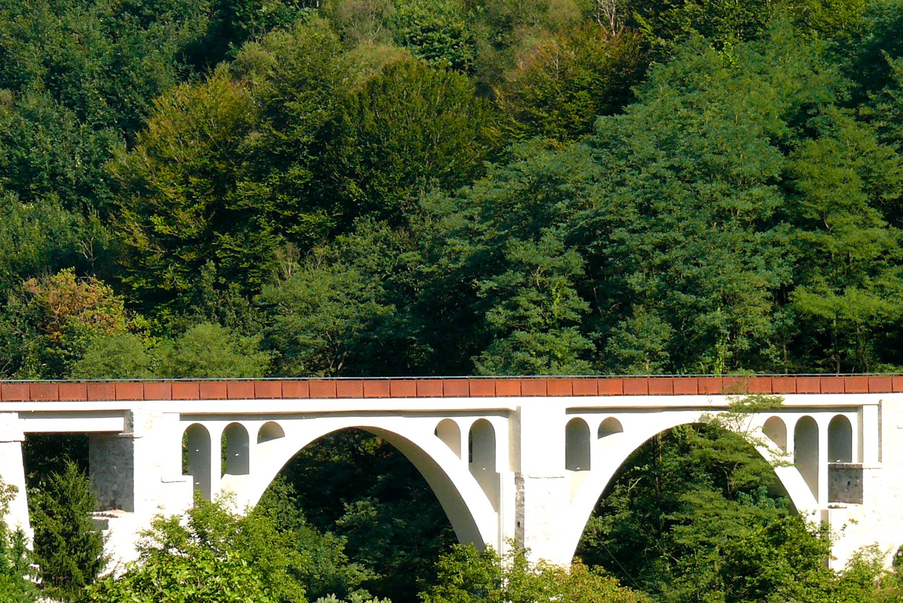 La Fundación de los Ferrocarriles Españoles y Basquetour revalidan su alianza en la promoción de las Vías Verdes de Euskadi