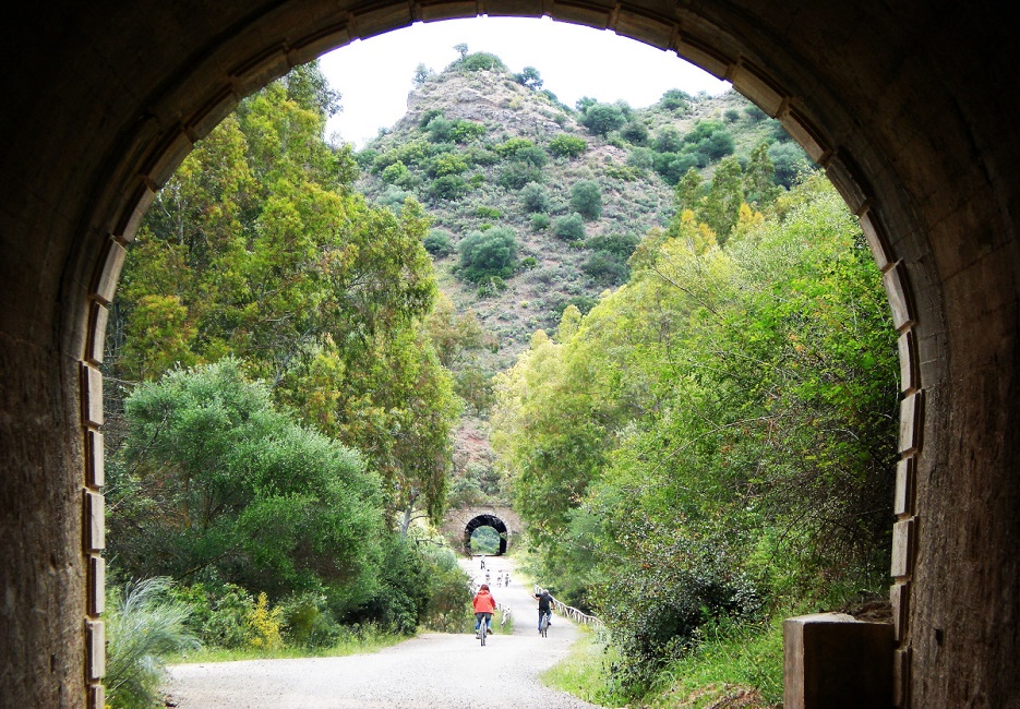 El estudio de la Fundación de Ferrocarriles sobre el estado de los túneles del Camino Natural Vía Verde de la Sierra (Cádiz-Sevilla) determina que el itinerario pueda abrir nuevos tramos