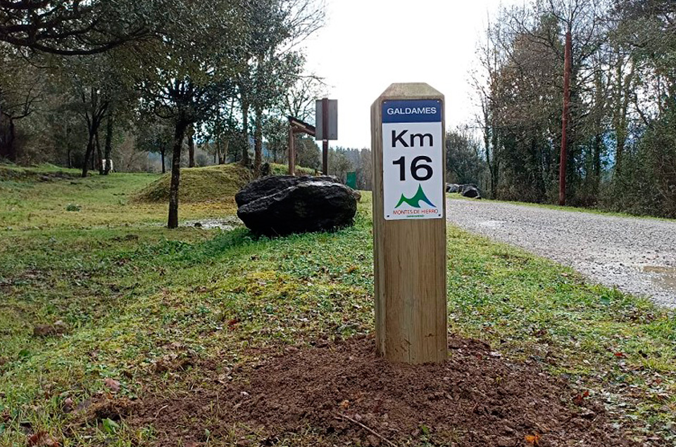 Nueva señalización en la Vía Verde de los Montes de Hierro (Bizkaia)