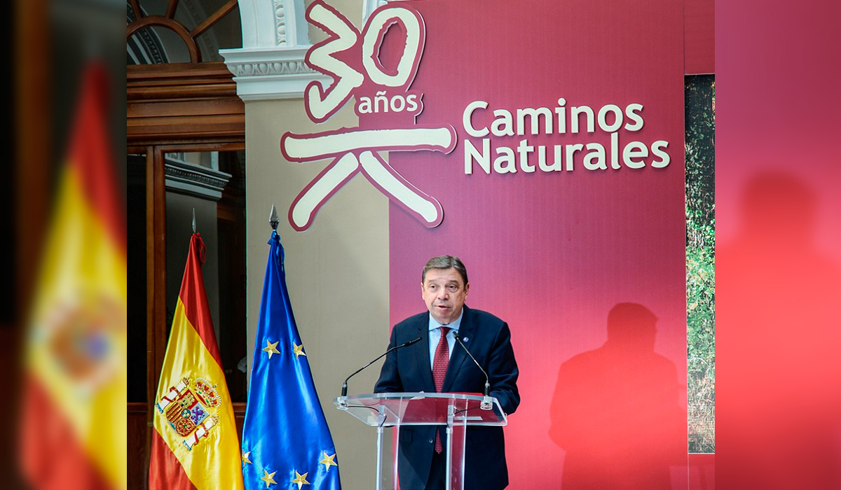El ministro de Agricultura, Luis Planas, recuerda las Vías Verdes y el origen ferroviario de los Caminos Naturales