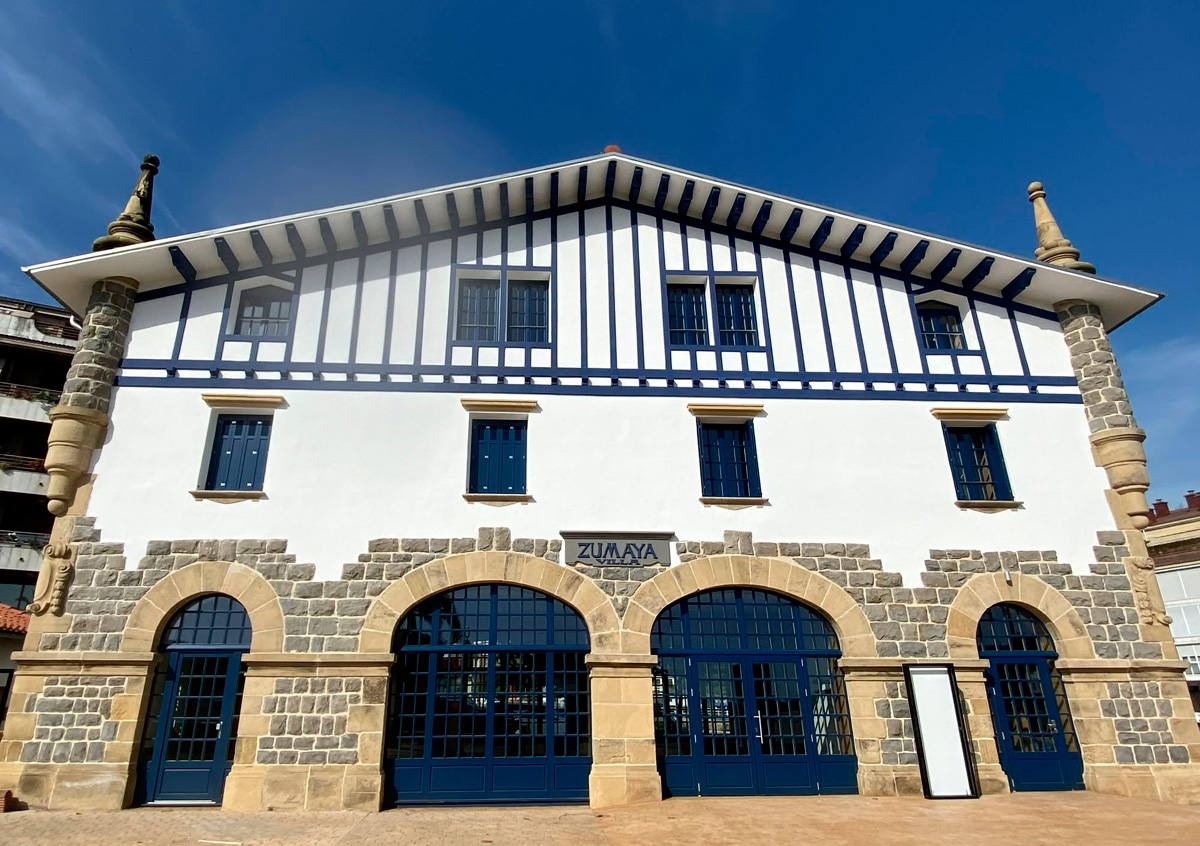 La encantadora estación de Zumaya luce como oficina de turismo